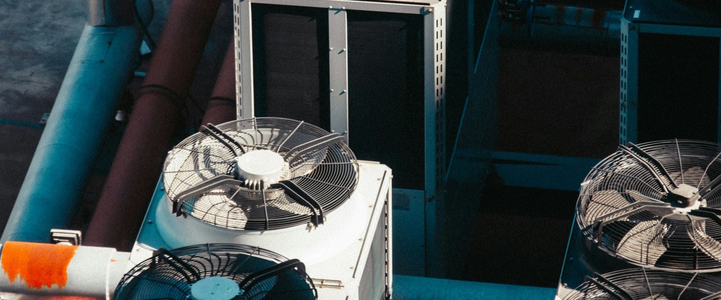 Batterie de condenseurs installée en toiture d’un bâtiment professionnel.