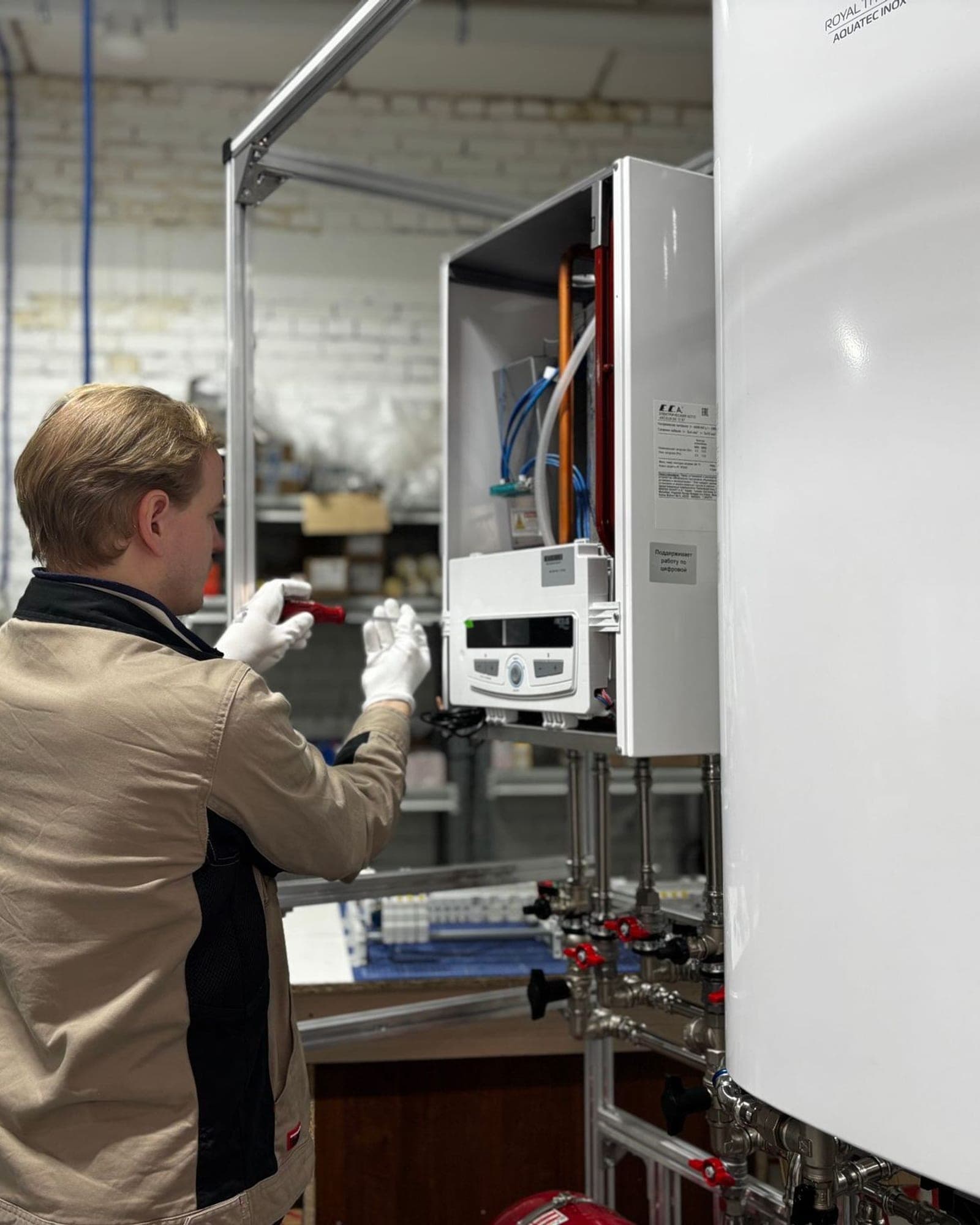 Technicien procédant au réglage d’un module de production de chaleur.