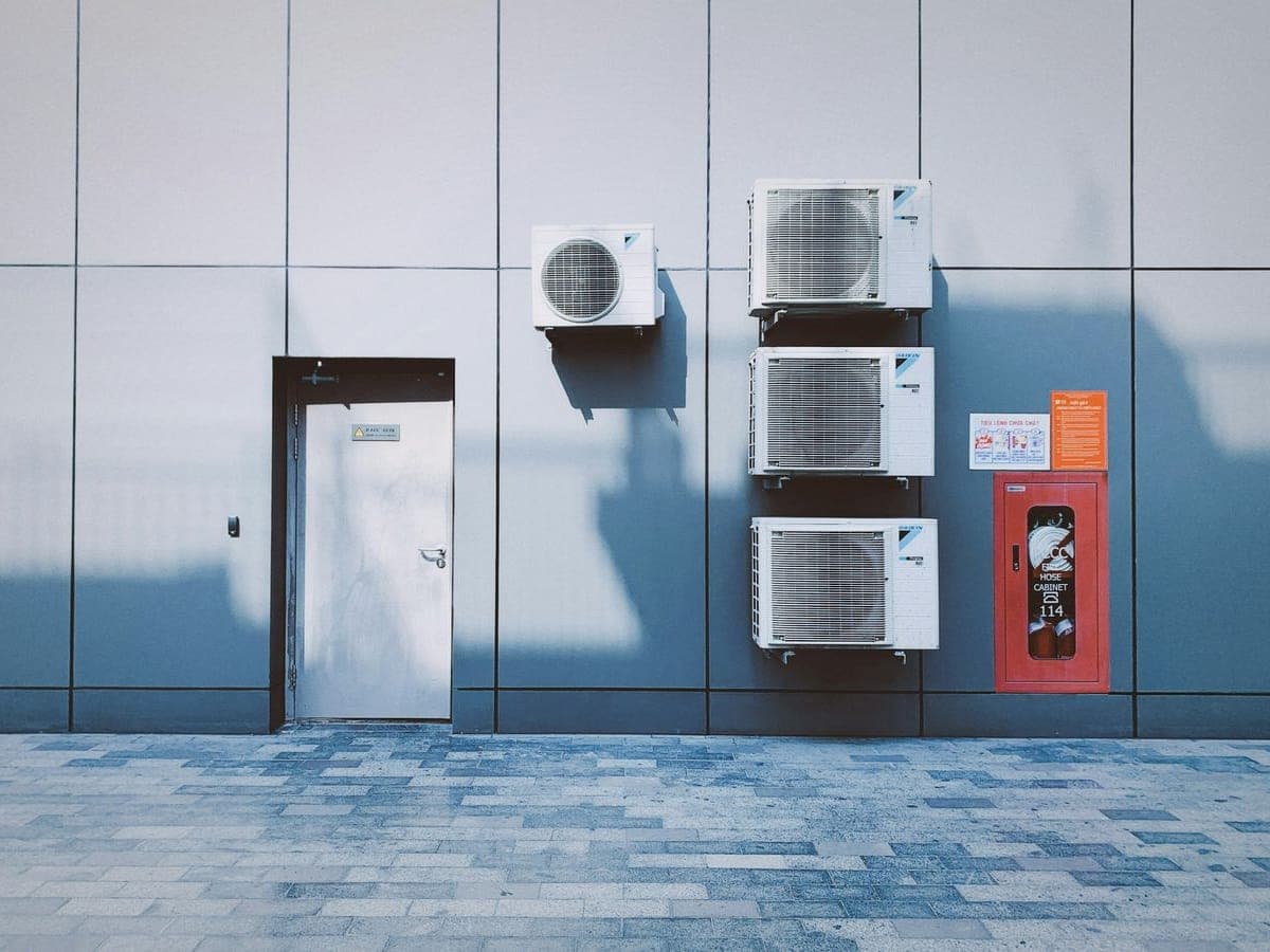 Unités extérieures de climatisation multi-split en façade d’un bâtiment.