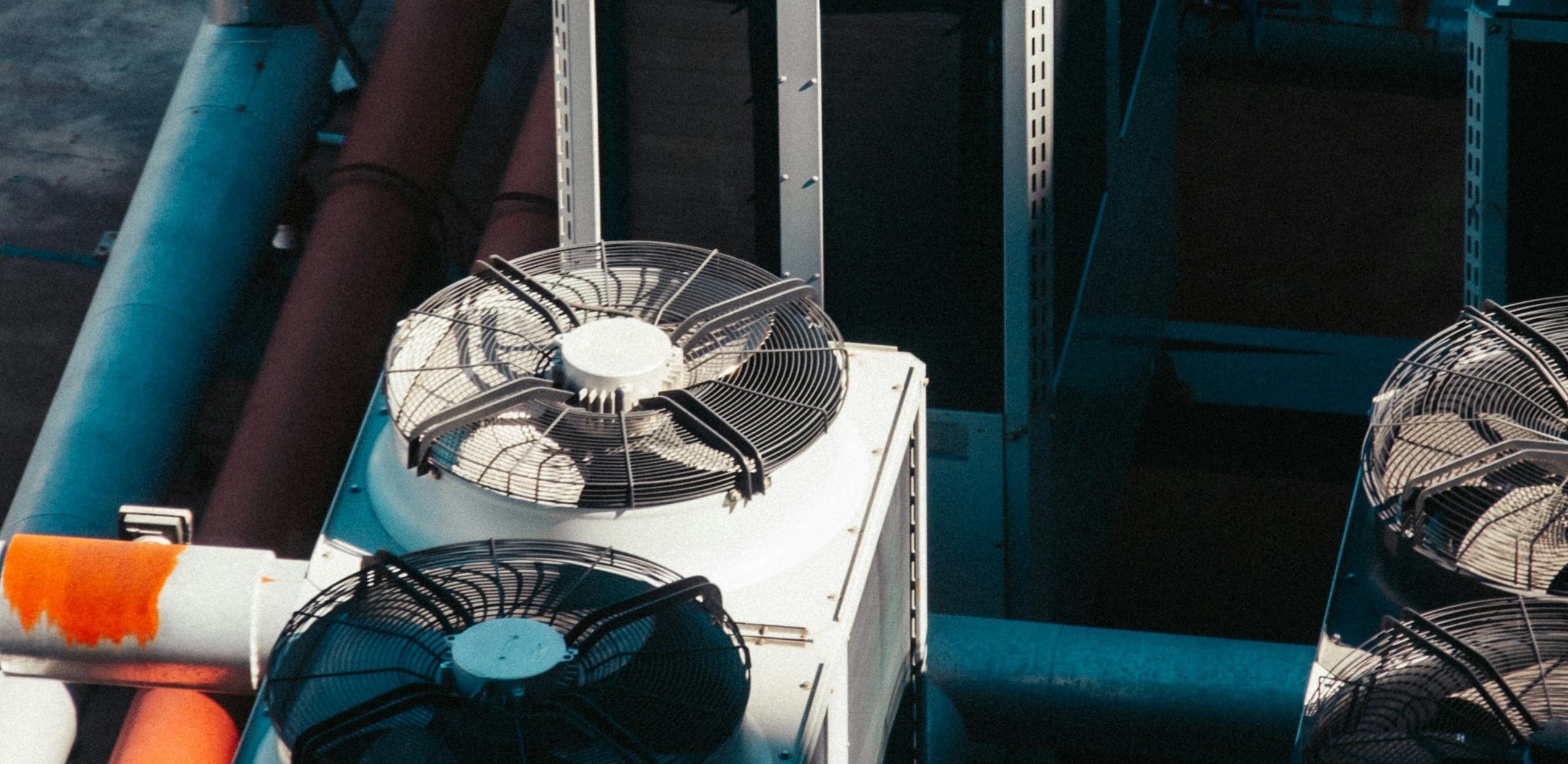 Batterie de condenseurs de climatisation et de réfrigération installée en toiture d’un bâtiment professionnel.