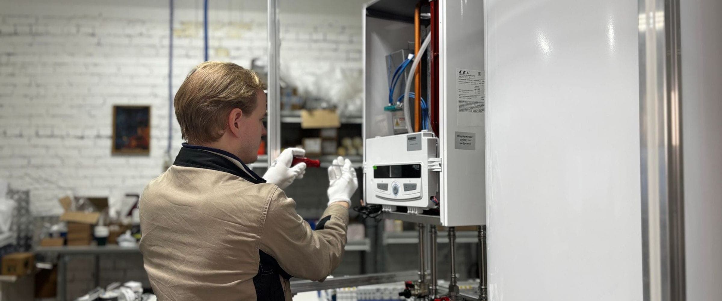 Technicien procédant au réglage d’un module de production de chaleur.