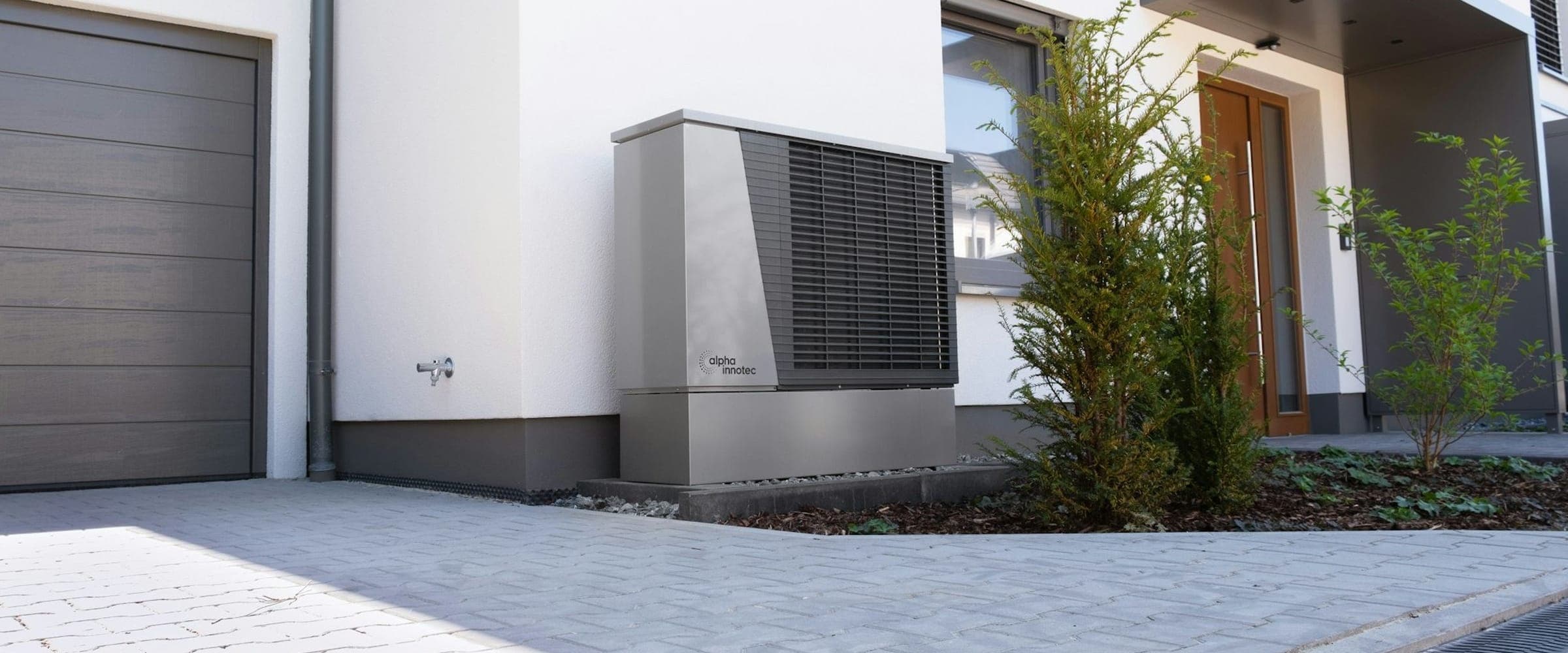 Pompe à chaleur air/eau installée en pignon d’une maison individuelle.